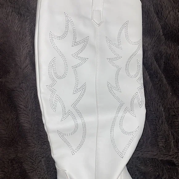 🍂Adorable NWOT white cowboy boots! - Picture 5 of 10